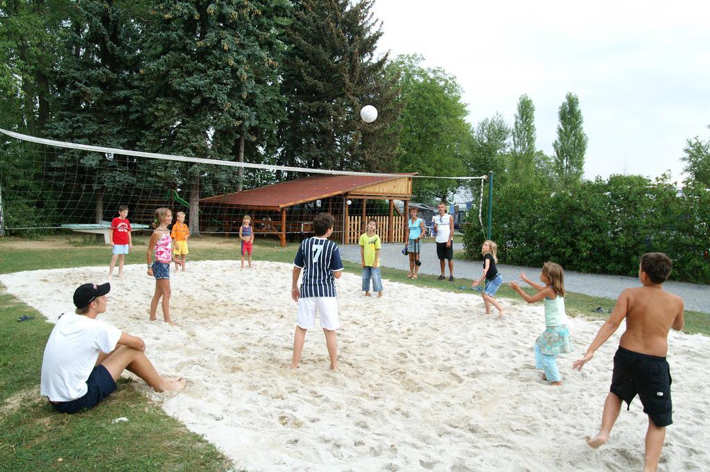 Готель Camping Oase Praha Zlatniky  Екстер'єр фото