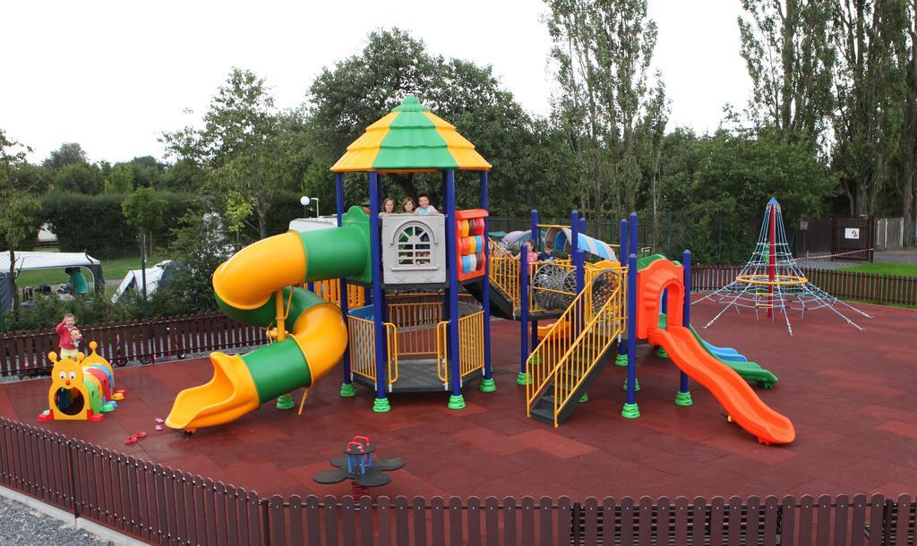Готель Camping Oase Praha Zlatniky  Екстер'єр фото