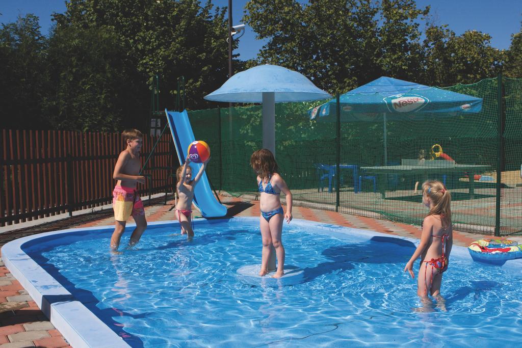 Готель Camping Oase Praha Zlatniky  Екстер'єр фото