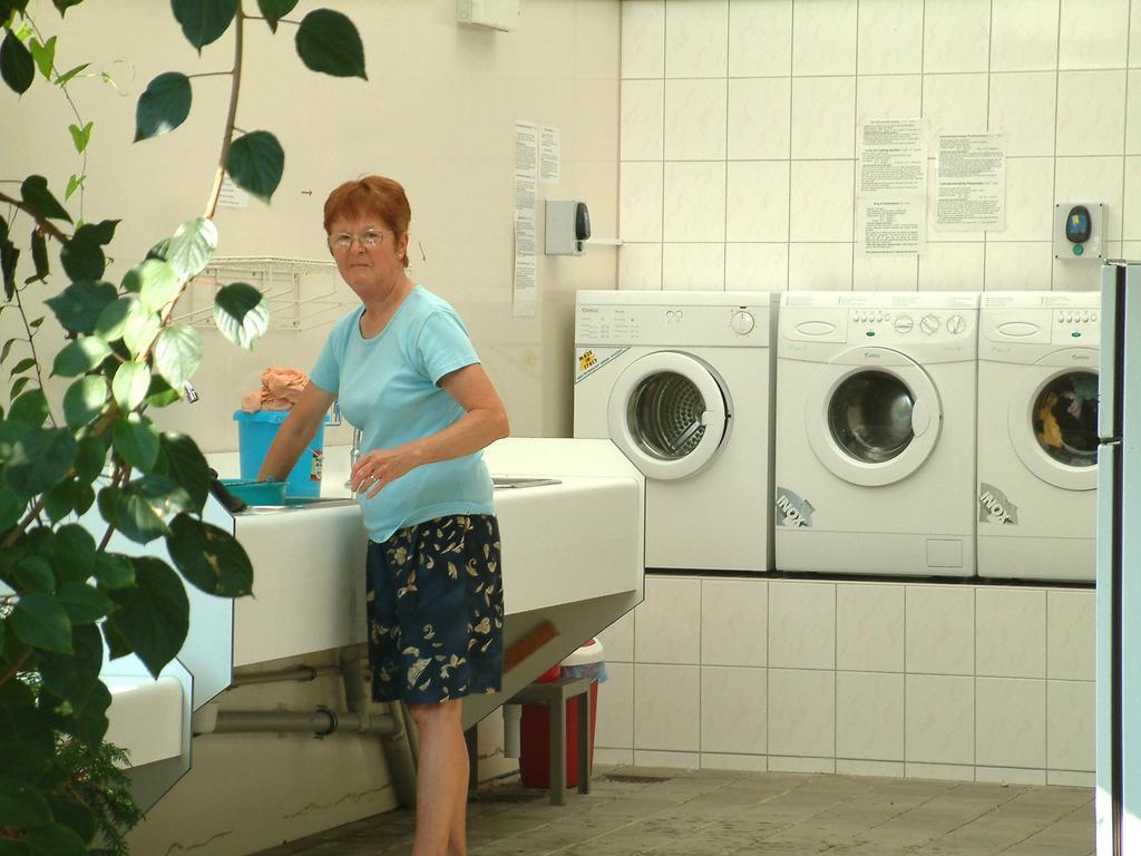 Готель Camping Oase Praha Zlatniky  Екстер'єр фото